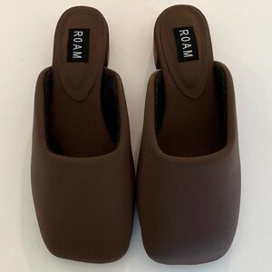 ROAM Puffed Square Heel  Taupe Size 7 NEW